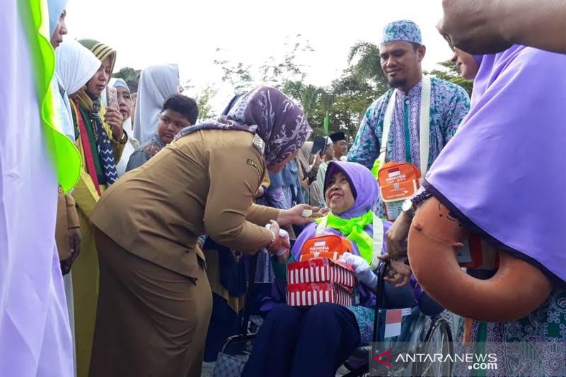 Bupati Kobar menangis saat lepah calon jemaah haji, ini penyebabnya