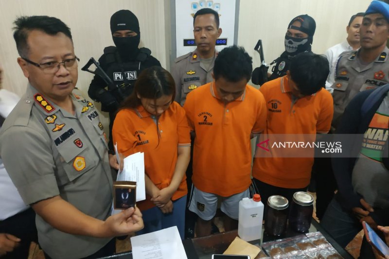 Polrestabes Makassar ungkap rumah industri tembakau sintetis