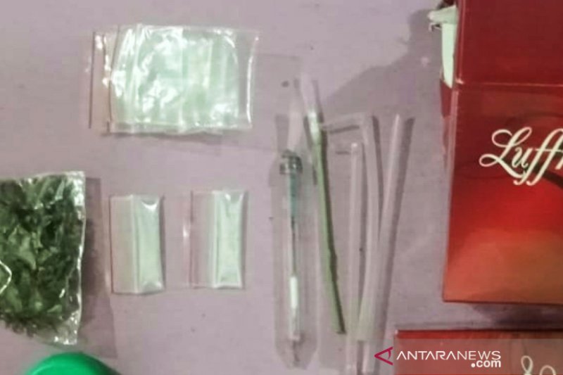 Sedang nongkrong, seorang pedagang di Solok diciduk polisi