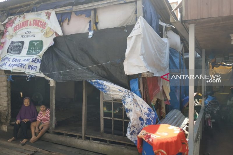 Ria, difabel yang tinggal di rumah tidak layak huni