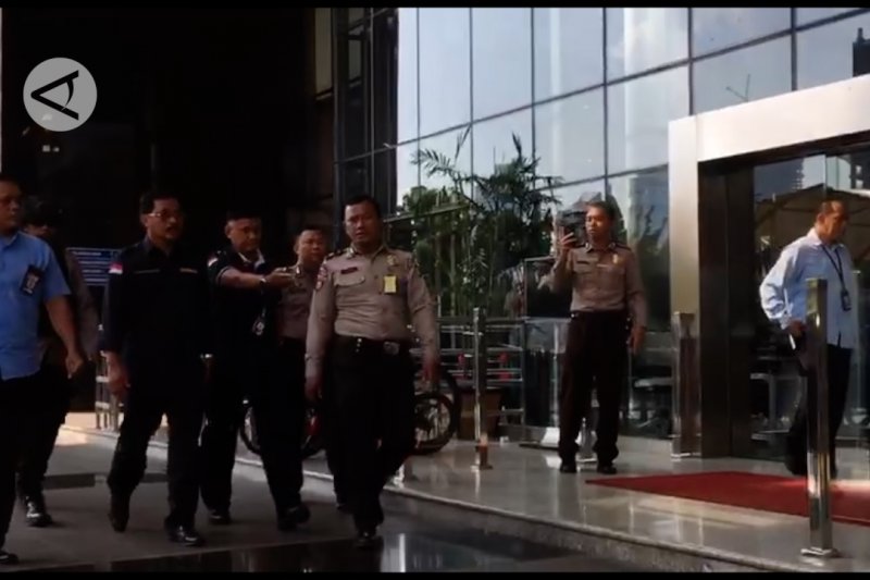 Terkena OTT, Gubernur Kepri Nurdin Basirun tiba di KPK
