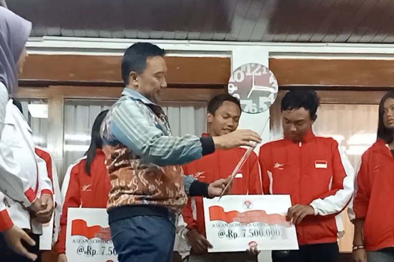 Ratusan atlet berprestasi terima beasiswa pemerintah