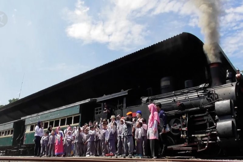 Bergembira bersama belajar mencintai kereta api