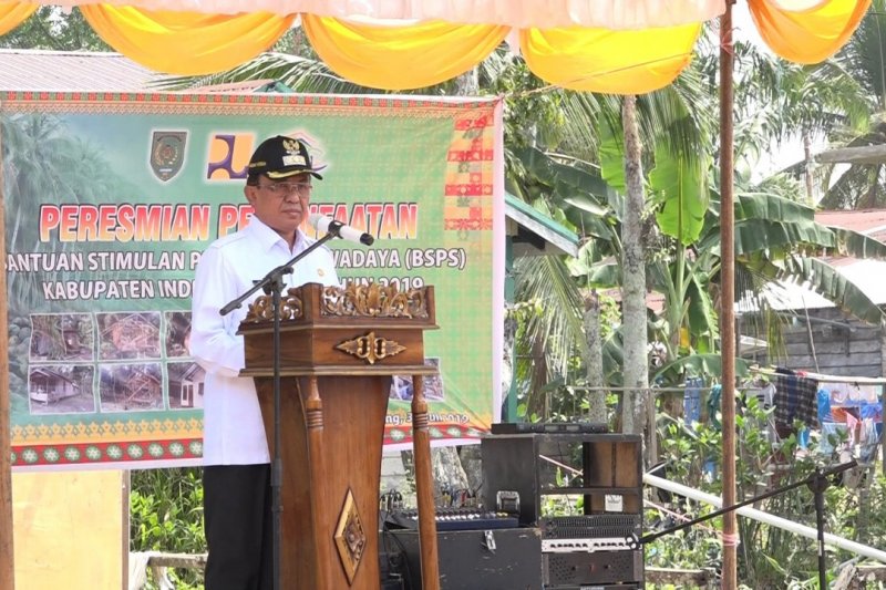 Bupati Wardan resmikan program BSPS di Desa Teluk Kiambang, Tempuling