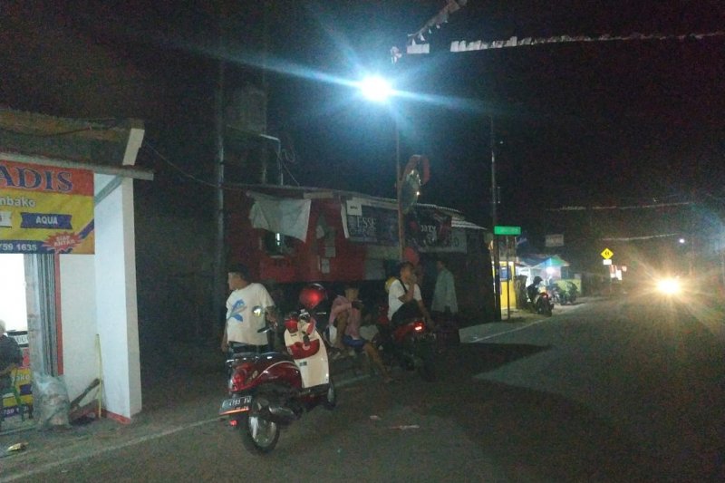 Warga Sukabumi berhamburan ke luar rumah saat gempa 7,4 SR