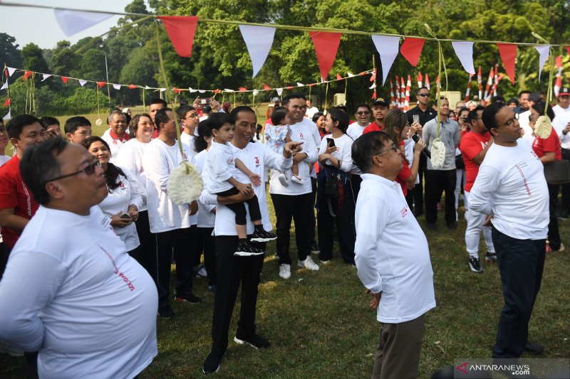 Berita Politik kemarin, serunya 'gathering' menteri, tanggapan pakar