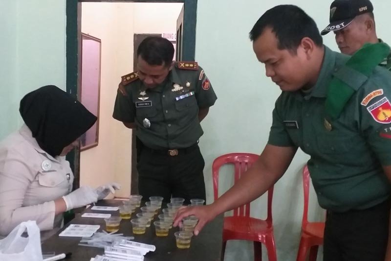 Anggota Kodim Magelang tes urine mendadak