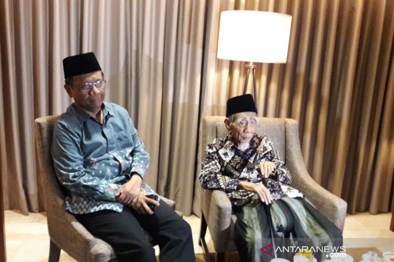 Cerita Mahfud MD sempat dibisiki KH Maimoen