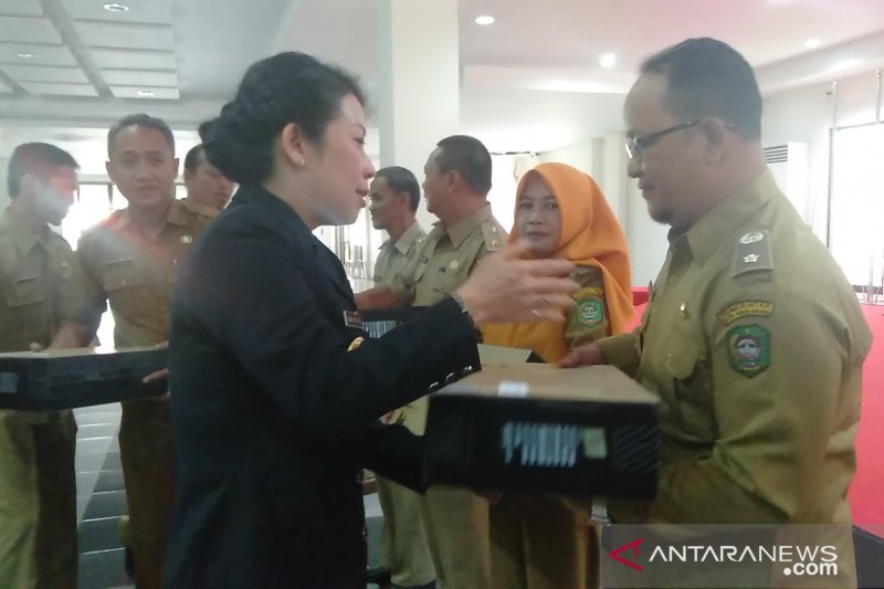 Pembagian laptop dari wali kota untuk kelurahan