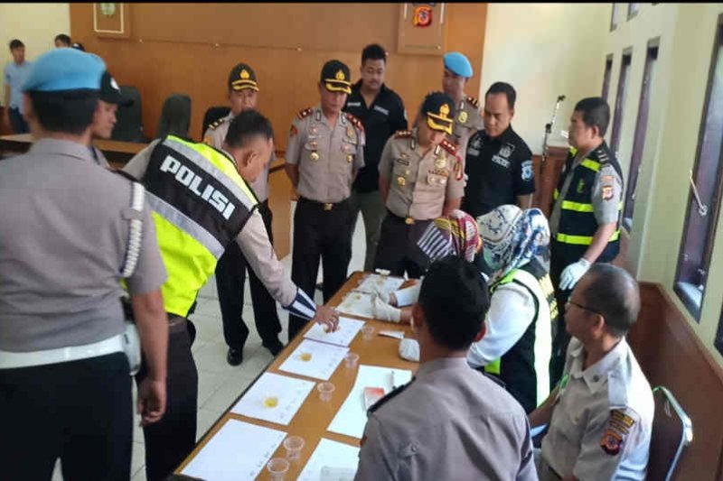 Polres Majalengka mendadak tes urine anggotanya