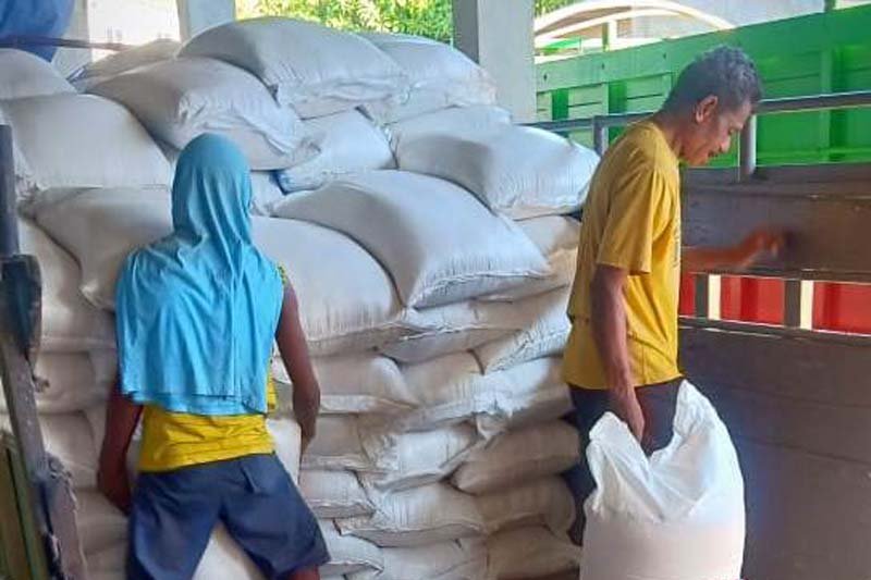Puluhan ton beras tanpa merek diamankan petugas