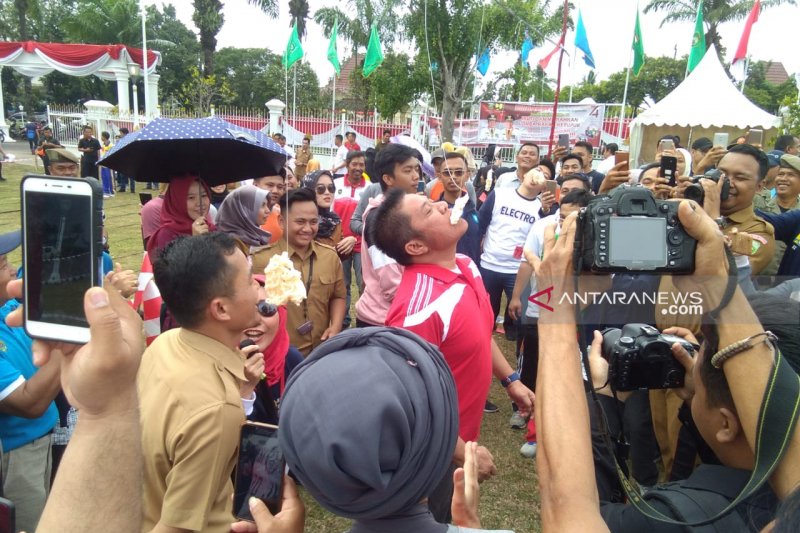 Meriahkan HUT RI Gubernur Sumsel ikuti lomba makan kerupuk