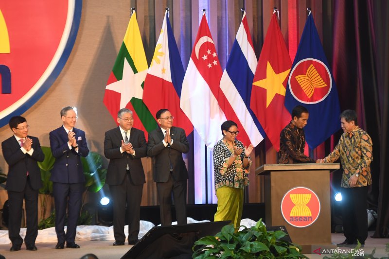 Presiden Joko Widodo meresmikan gedung baru Sekretariat ASEAN