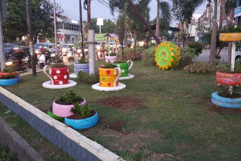 Komunitas Cinta Mentaram Tata Taman Dari Ban Bekas Antara News