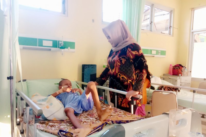 Ketua PKK Banyuasin jenguk bocah penderita usus buntu