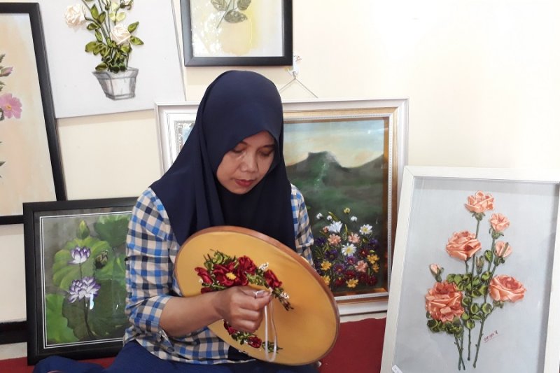 Perajin sulam pita gunakan daring kenalkan produk