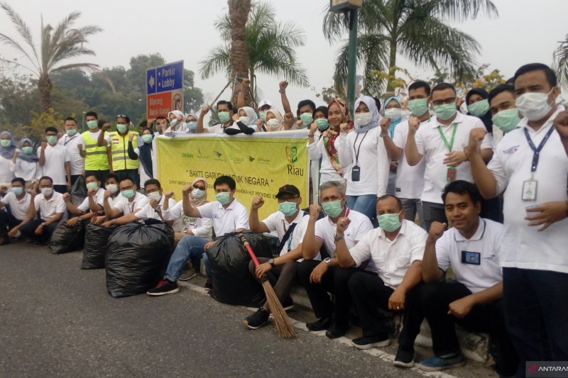 Peringati HUT Riau, Garuda Group bersih-bersih Bandara Pekanbaru