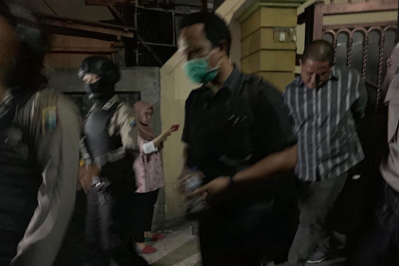 KPK amankan barang bukti dari rumah mantan pejabat Pemprov Jatim