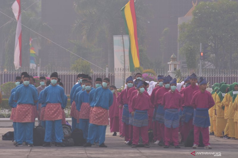 Warga takbiran di tengah kabut asap