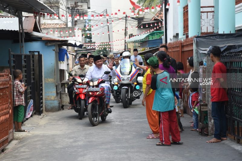 Gubernur Herman Deru Shalat Jumat di perkampungan warga