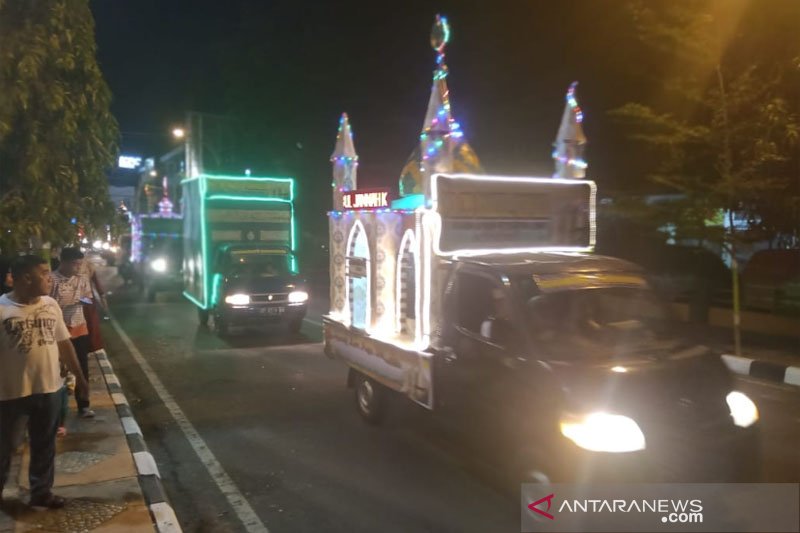 Puluhan kendaraan hias ramaikan malam takbiran di Parepare