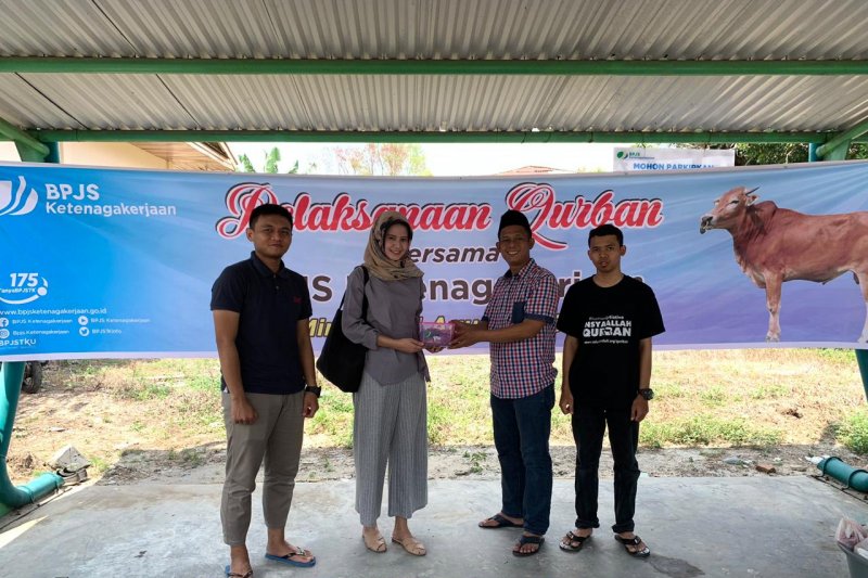 BPJS Ketenagakerjaan bagikan daging kurban berbungkus ramah lingkungan