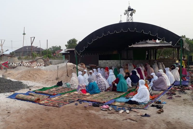 Meski tempat terbatas, warga Veteran tetap khusyuk jalani Shalat Ied