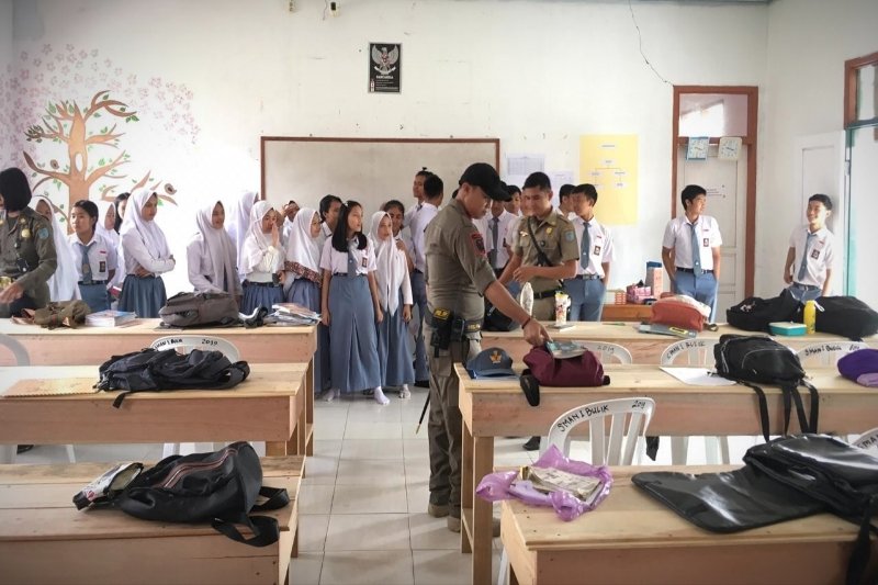 Satpol PP Lamandau temukan ini saat razia tas pelajar