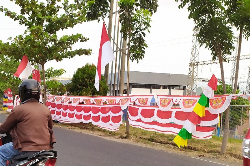 Pedagang musiman raih keuntungan dengan menjual bendera