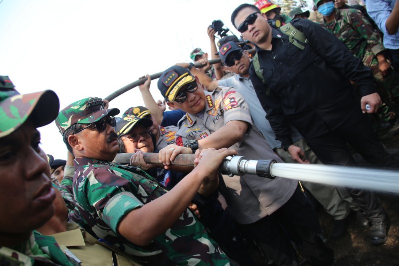 Panglima TNI dan Menteri Siti tinjau lokasi Karhutla di Riau