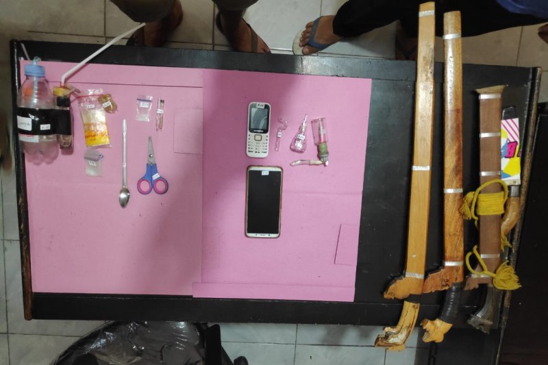 Polisi ringkus oknum pegawai Lapas anak dan pensiunan bank kasus narkoba