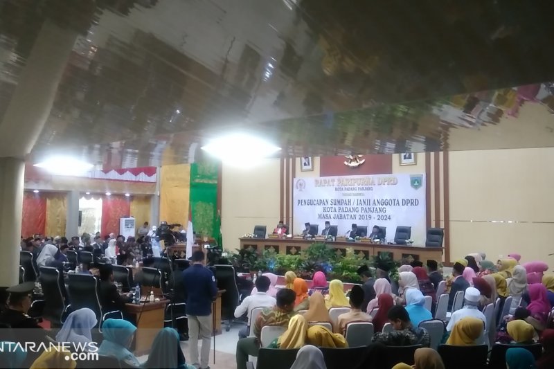 Wali kota Padang Panjang ajak anggota dewan bersama-sama sering hadir di tengah masyarakat