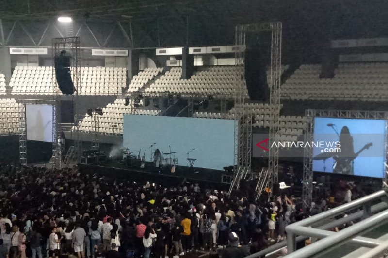 Svmmerdose buka konser LANY dengan penampilan akustik