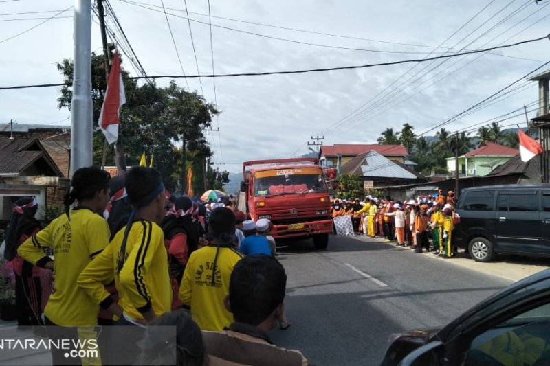 Penggunaan jalan raya dikeluhkan pengguna jalan, meski secara hukum diperbolehkan