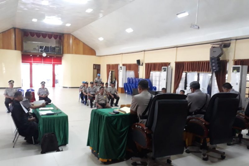 Melanggar kode etik 14 personel Polda Sulteng dipecat