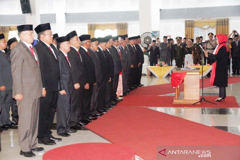 35 anggota DPRD Tanah Datar diambil sumpah