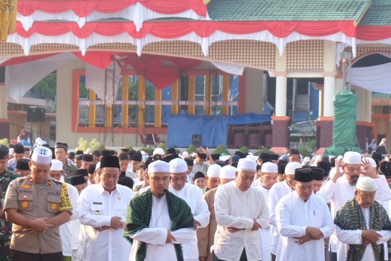 Minta turun hujan, Bupati Inhil bersama ribuan masyarakat shalat Istisqa
