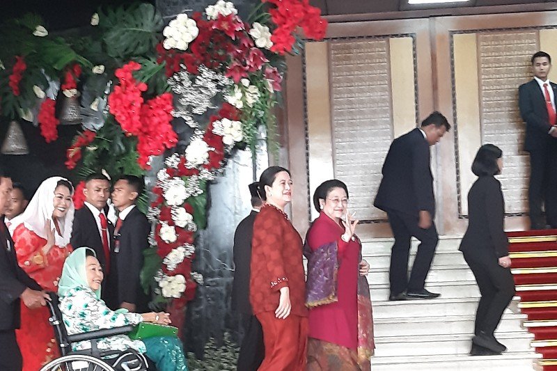 Sidang MPR, Presiden Ke-5 Megawati Soekarnoputri kenakan kebaya merah