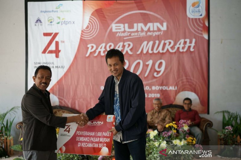 AP I bagikan paket sembako di Boyolali