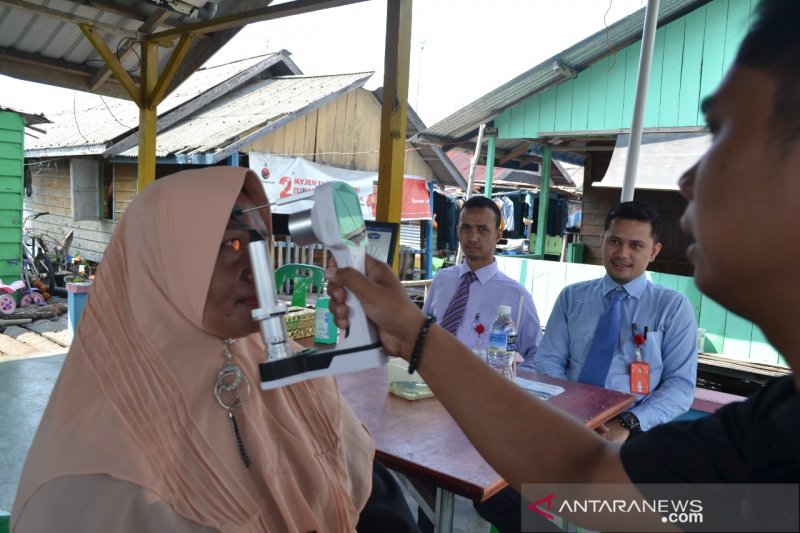 Mahasiswa UMRAH ajak siswa pesisir olah sampah