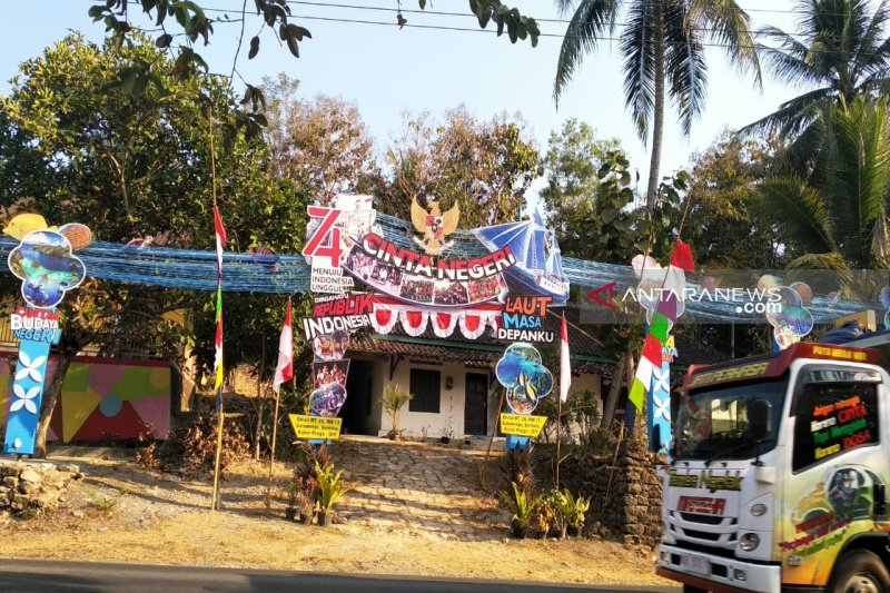 Masyarakat Kulon Progo bangun gapura "Cinta Negeri: Laut Masa Depanku"