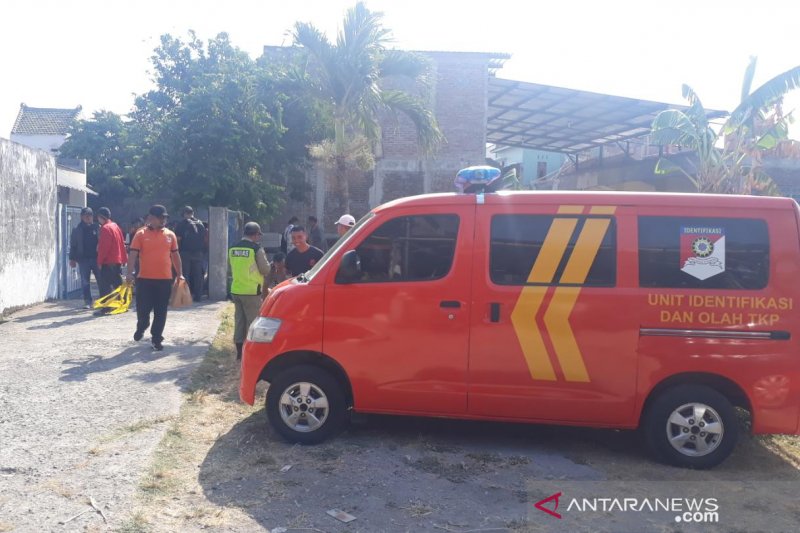 Densus bawa sejumlah barang bukti usai geledah rumah terduga teroris