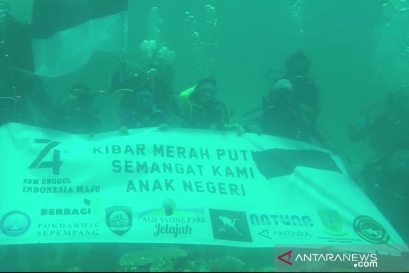 Cuaca buruk tidak halangi pengibaran bendera di dasar laut Natuna
