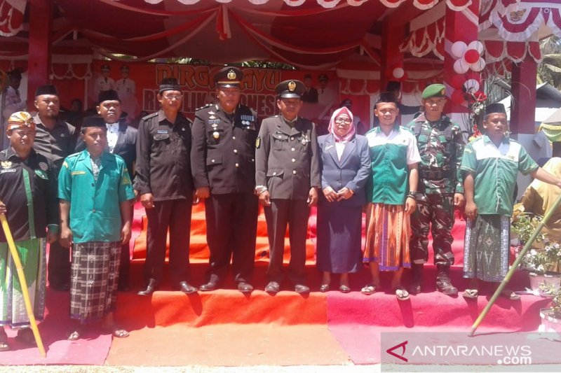 Pemuda Tolinggula kenakan sarung peringati HUT Kemerdekaan RI