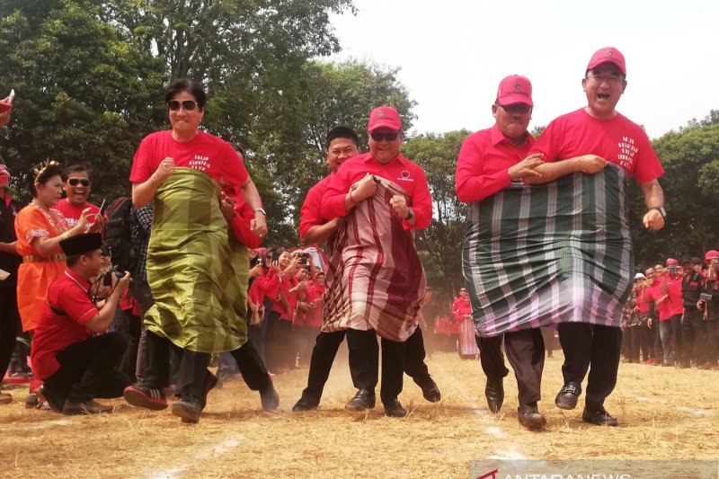 Lomba balap sarung PDIP, Hasto kalahkan Jarot
