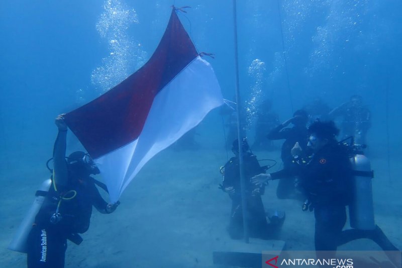 BTNKT Sulteng gelar upacara HUT ke-74 RI di dasar laut