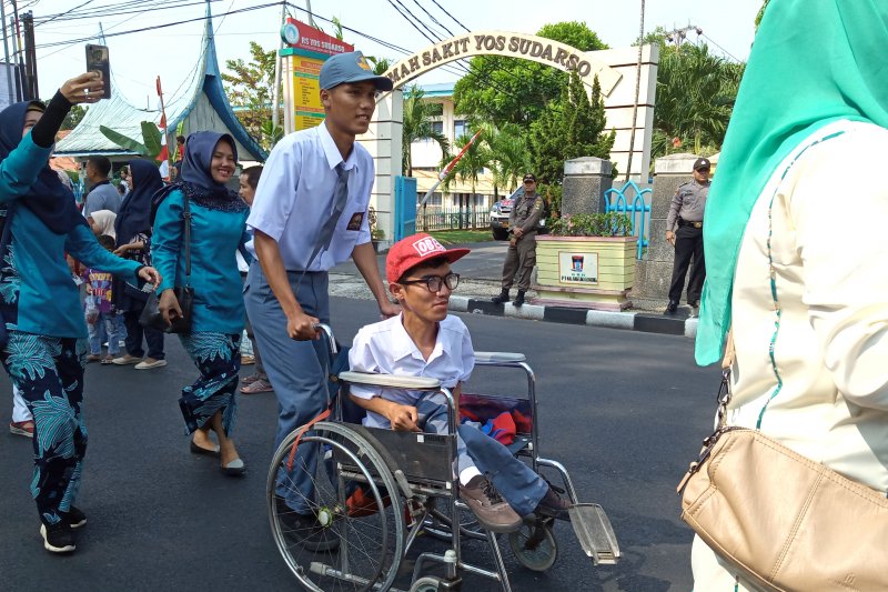 Siswa disabilitas ikut meriahkan pawai alegoris di HUT RI Ke-74 di Padang