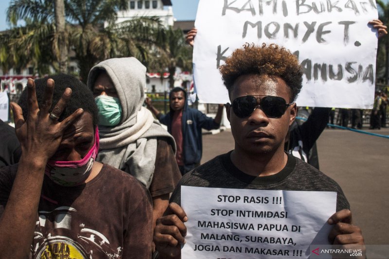 Selesaikan persoalan Papua, gubernur siap jadi tuan rumah