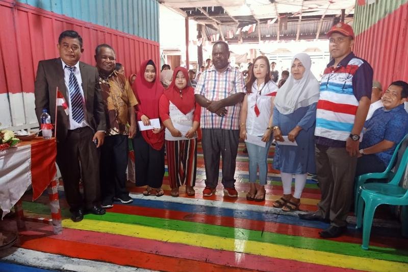 Bupati Asmat serahkan hadiah perlombaan HUT RI di Pasar Dolog