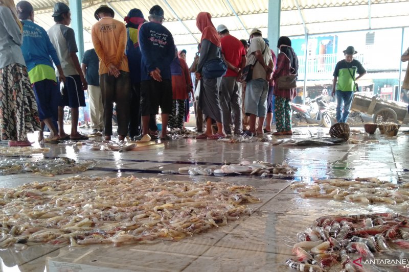 Nelayan Karawang laporkan dugaan korupsi di TPI Tempuran